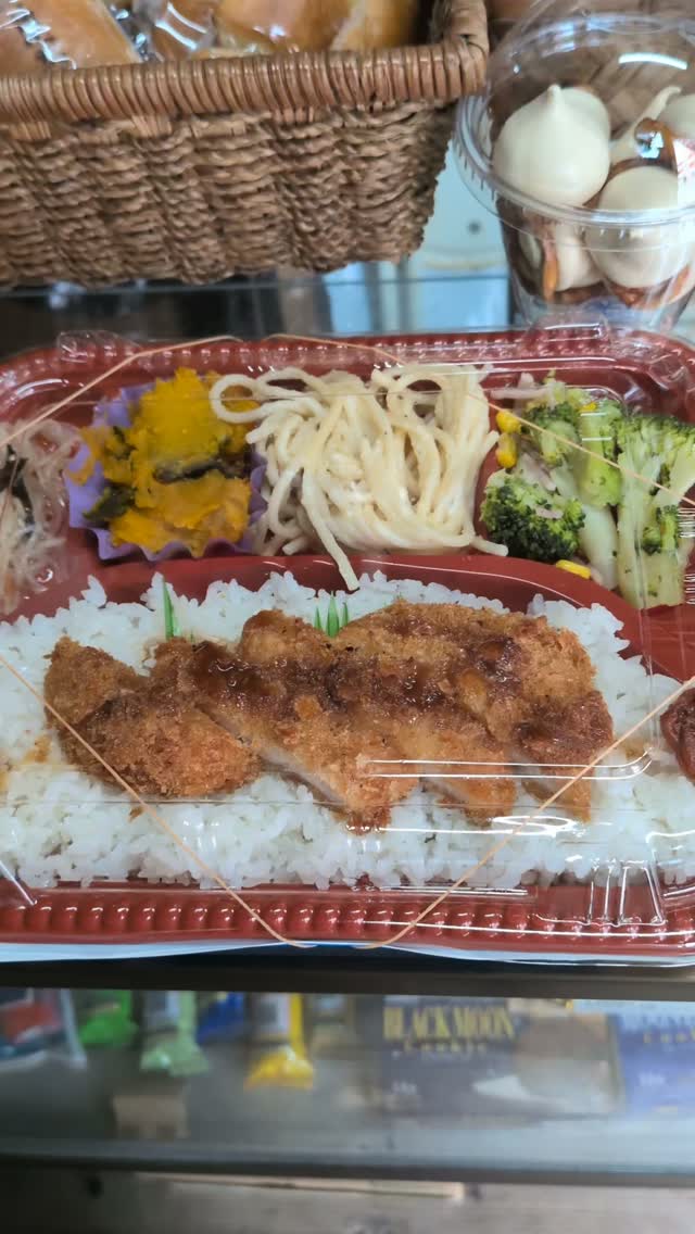 焼き立てパン・お弁当・おにぎり勢揃い！天気が崩れる前にどうぞ