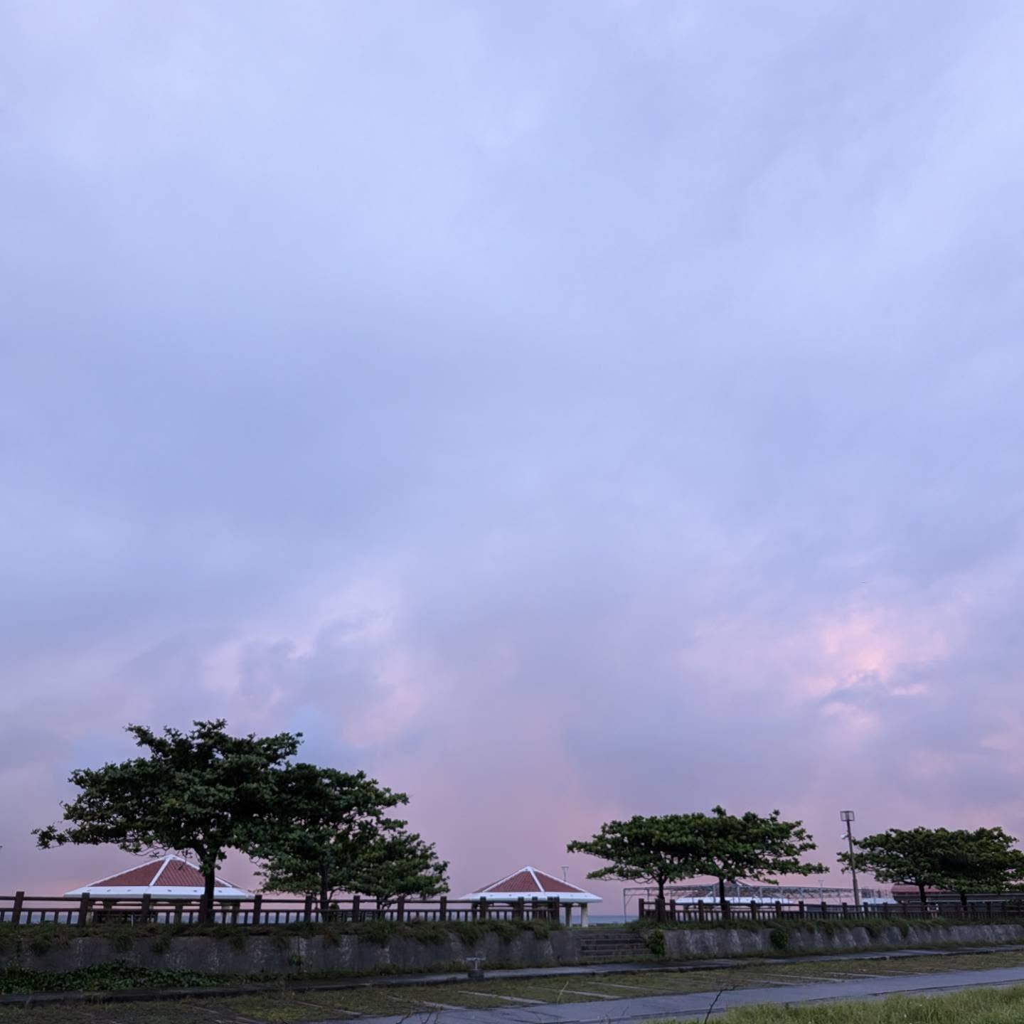 台風の影響で雨が続く中、本日は6:30〜16:00営業・明日は臨時休業