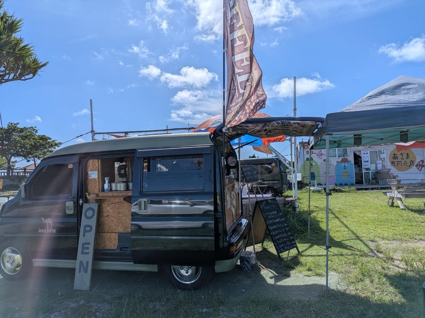 ジャマルコーヒーが安座真港に登場！快晴の空に鉄鍋焙煎コーヒー☕