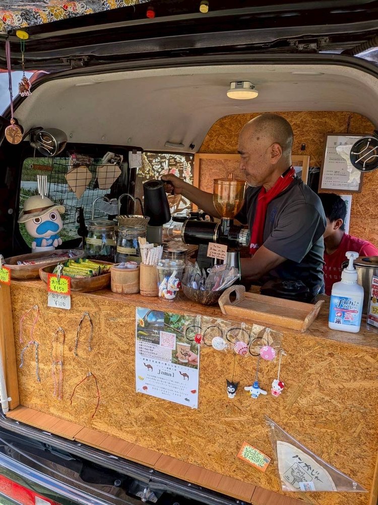 車内でハンドドリップコーヒーを淹れるJamal Coffeeの店主