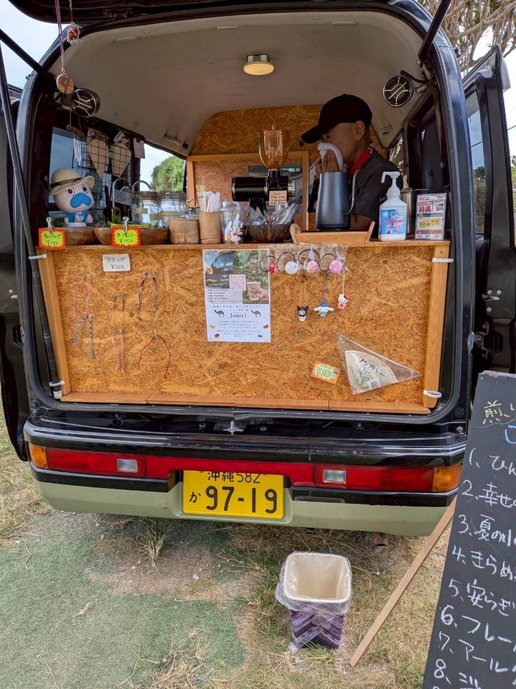Jamal Coffeeの車体に描かれたラクダのロゴ