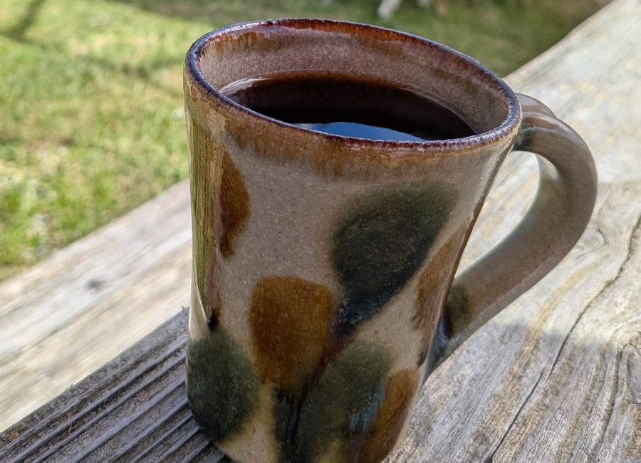 やちむんのマグで飲むコーヒー