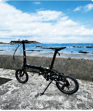 海沿いの堤防に停めたレンタサイクル