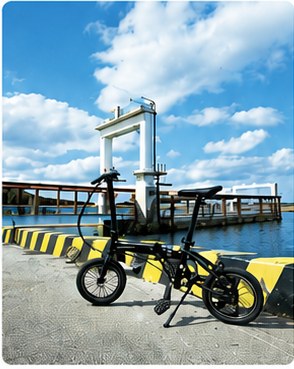 安座真港の桟橋とレンタサイクル