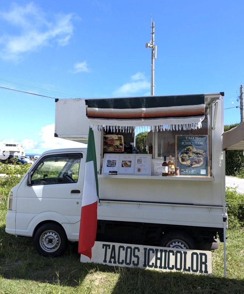 あざま共同売店の庭に出店したタコス イチカラーのキッチンカー